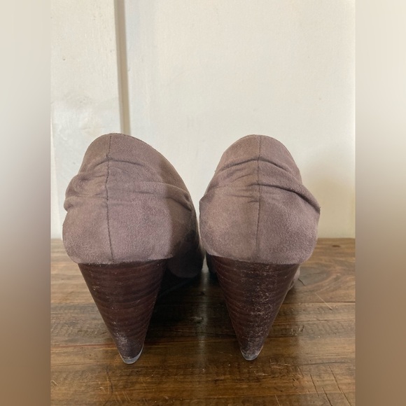 Sam & Libby 8.5 wedge heels slip ons suede pleated detail - Picture 4 of 8